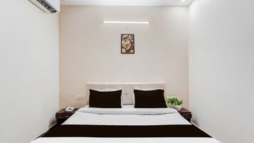 1 bedroom, desk, bed sheets