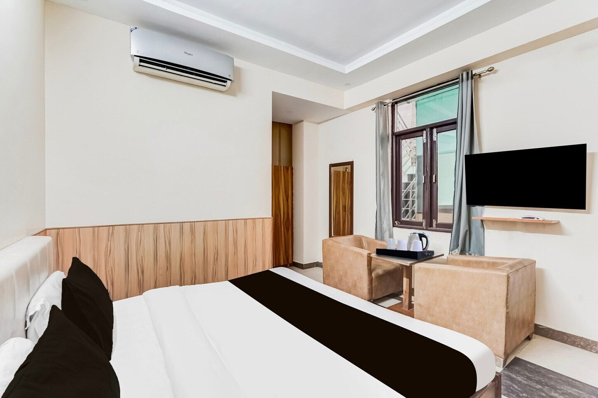 1 bedroom, desk, bed sheets