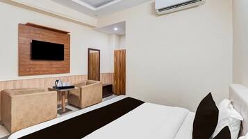 1 bedroom, desk, bed sheets