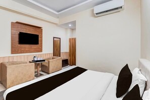 1 bedroom, desk, bed sheets - Super Collection O Rispana Pul Dehradun (Dehradun)