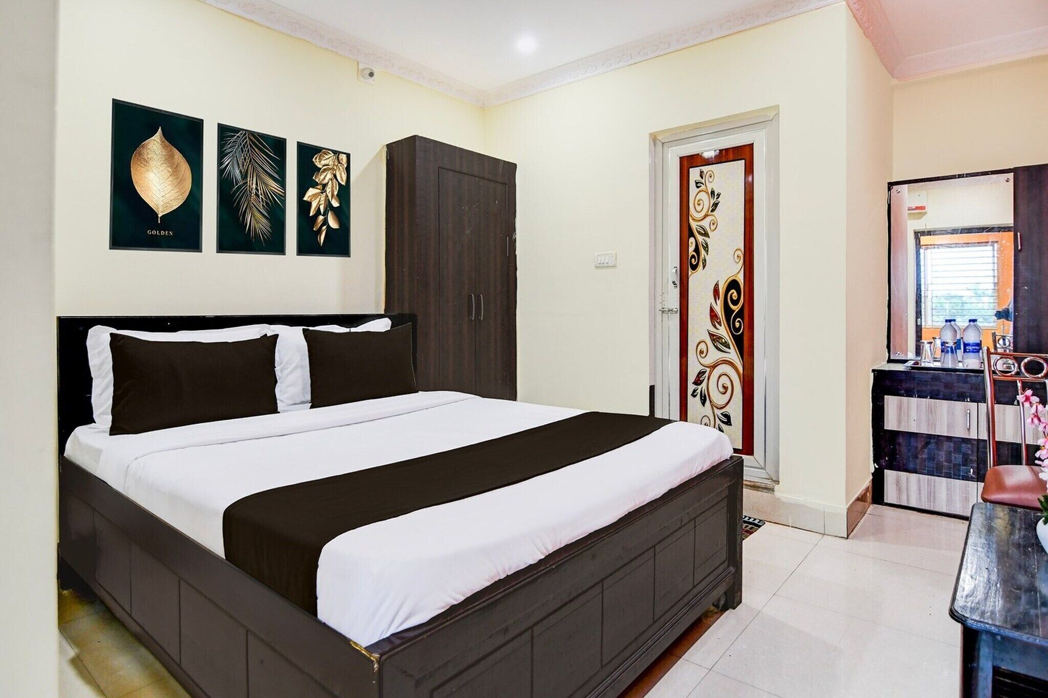 1 Schlafzimmer, Schreibtisch, Bettwäsche