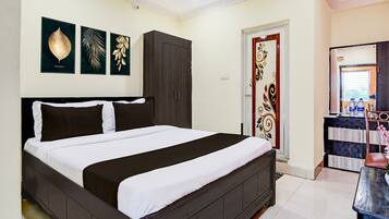 1 Schlafzimmer, Schreibtisch, Bettwäsche