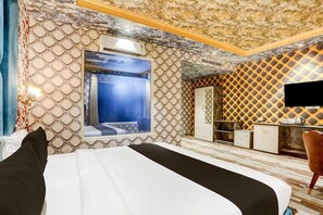 1 Schlafzimmer, Schreibtisch, Bettwäsche