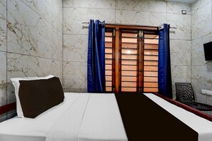 1 bedroom, desk, bed sheets - Collection O Omni Bus Terminal Gandhipuram (Coimbatore)