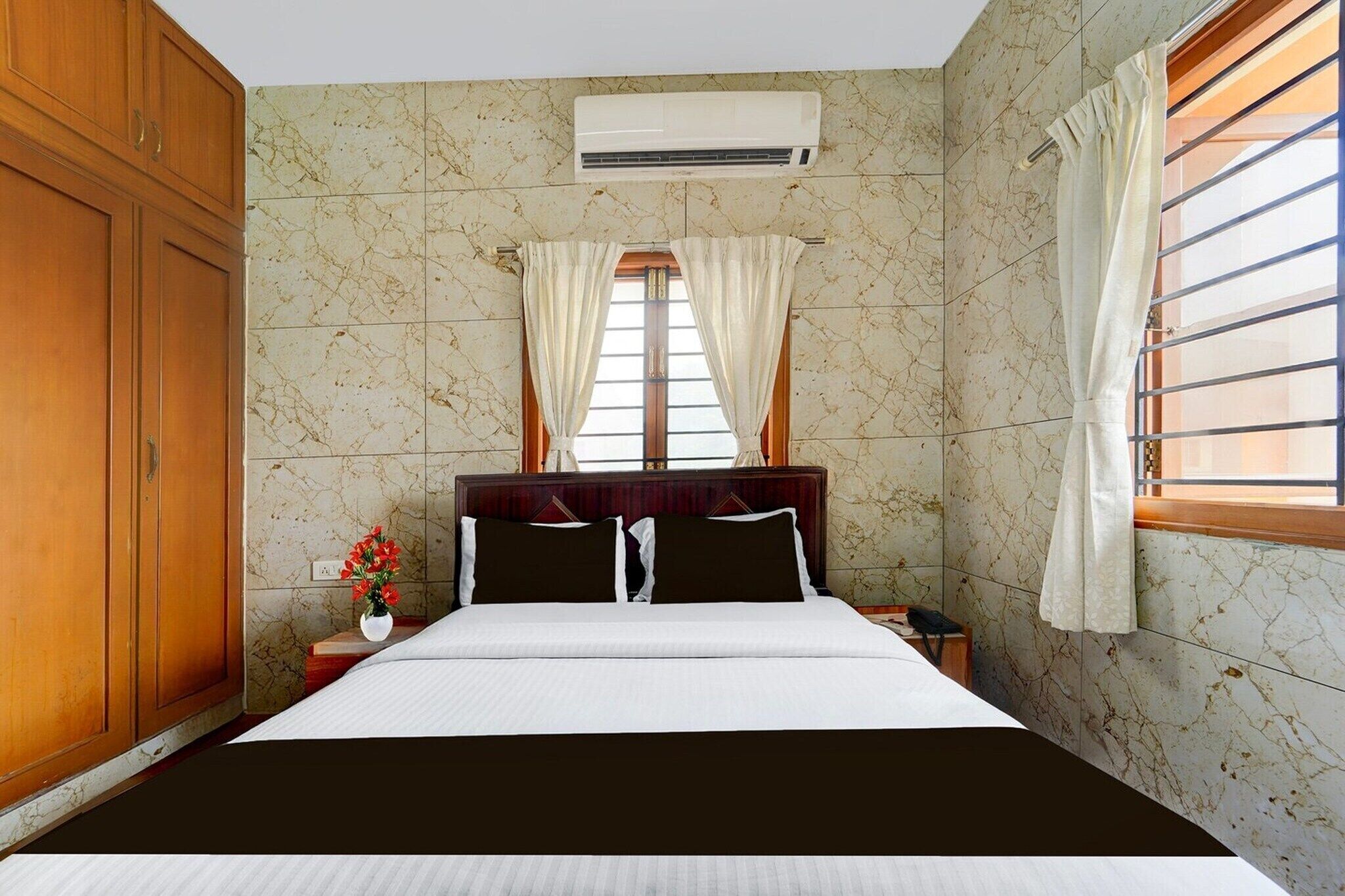 1 quarto, escrivaninha, roupa de cama