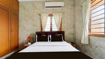 1 quarto, escrivaninha, roupa de cama