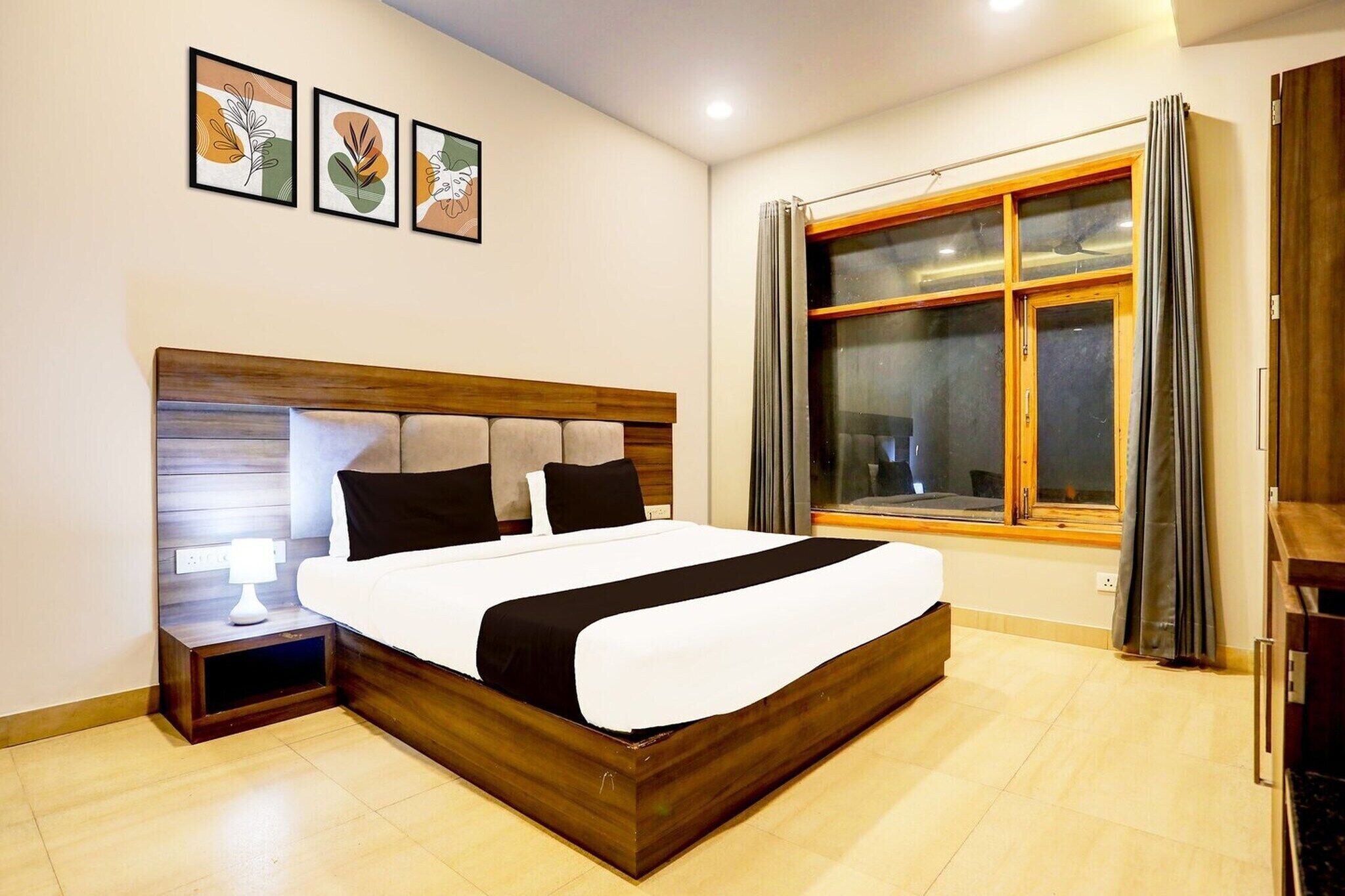 1 bedroom, desk, bed sheets