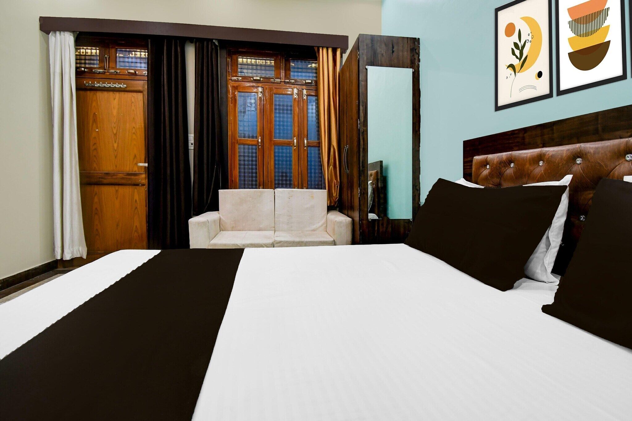 1 quarto, escrivaninha, roupa de cama