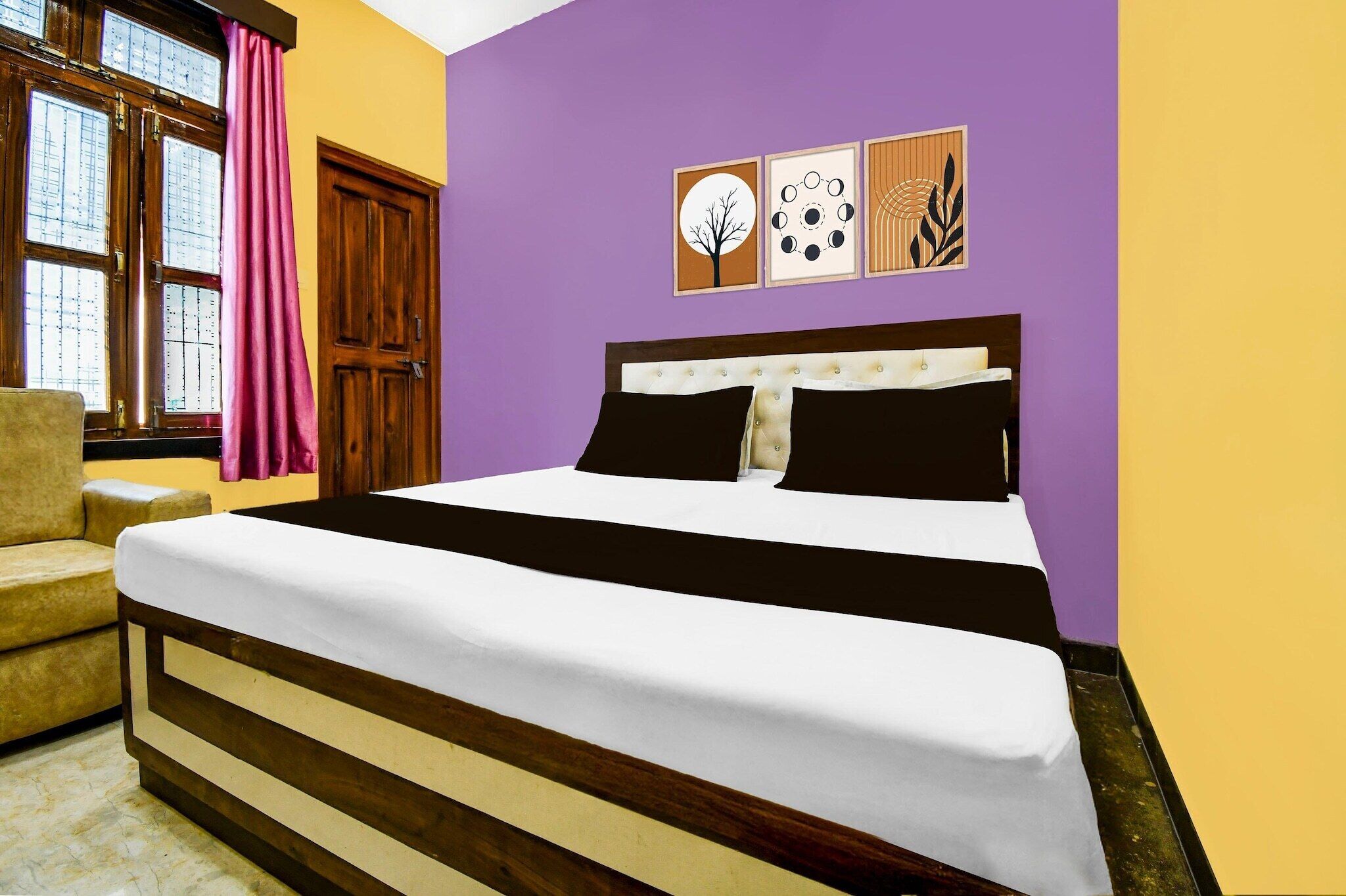 1 quarto, escrivaninha, roupa de cama