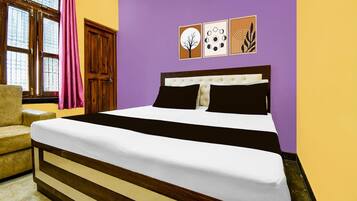 1 quarto, escrivaninha, roupa de cama