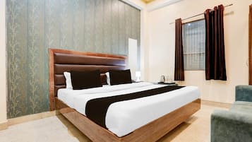 1 habitación, escritorio y ropa de cama