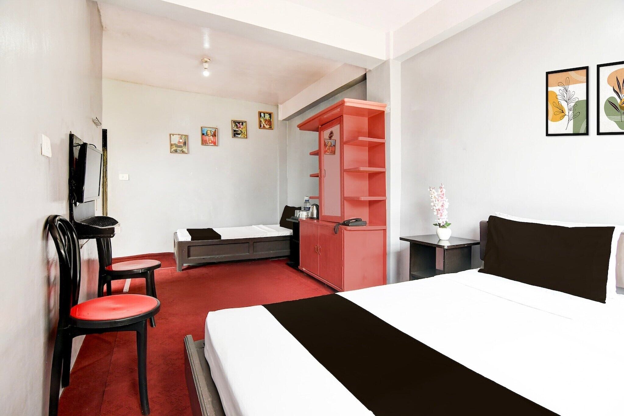 1 bedroom, desk, bed sheets