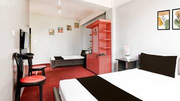 1 habitación, escritorio y ropa de cama