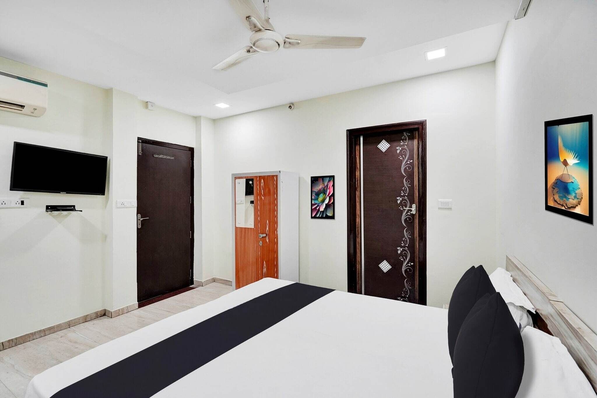 1 quarto, escrivaninha, roupa de cama