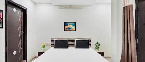 1 habitación, escritorio y ropa de cama