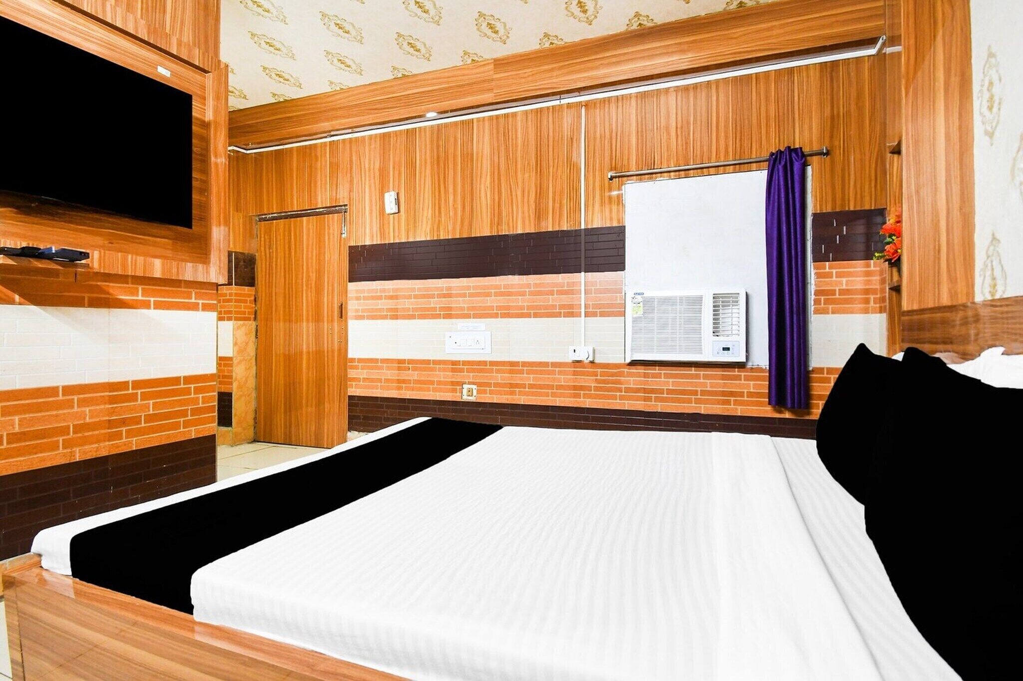 1 Schlafzimmer, Schreibtisch, Bettwäsche