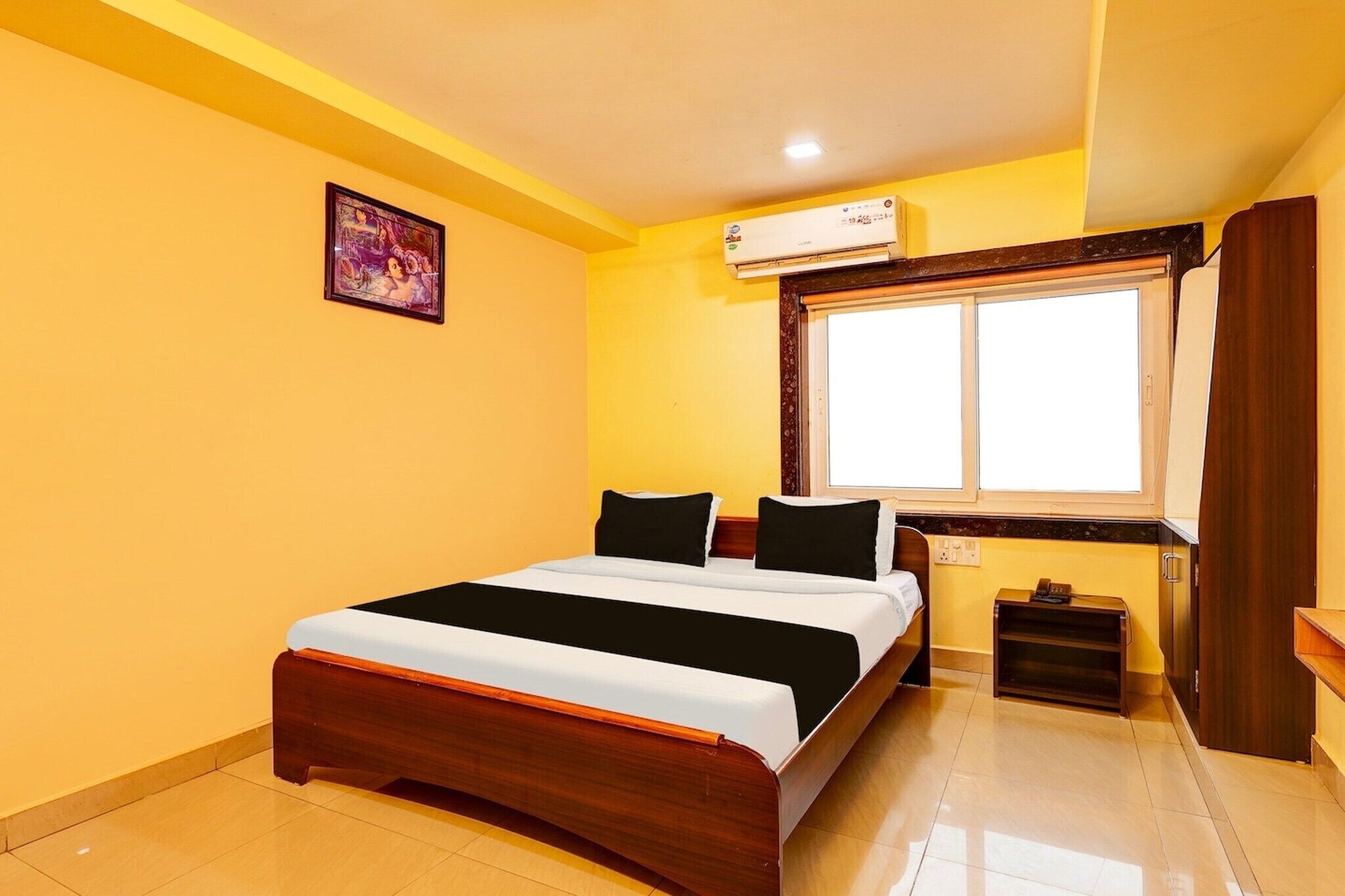 1 bedroom, desk, bed sheets