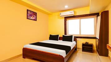 1 slaapkamer, een bureau, beddengoed