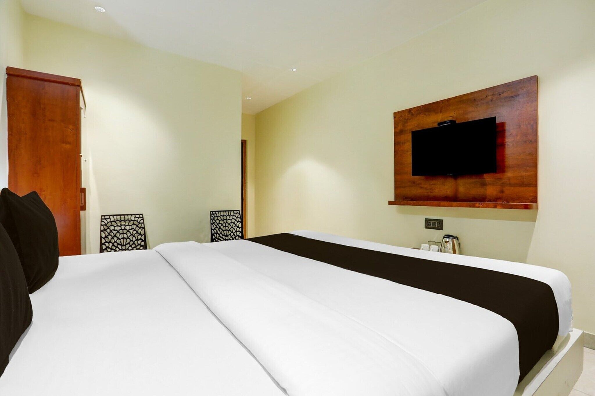 1 غرفة نوم ومكتب وملاءات أسرّة