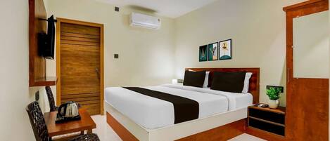 1 quarto, escrivaninha, roupa de cama