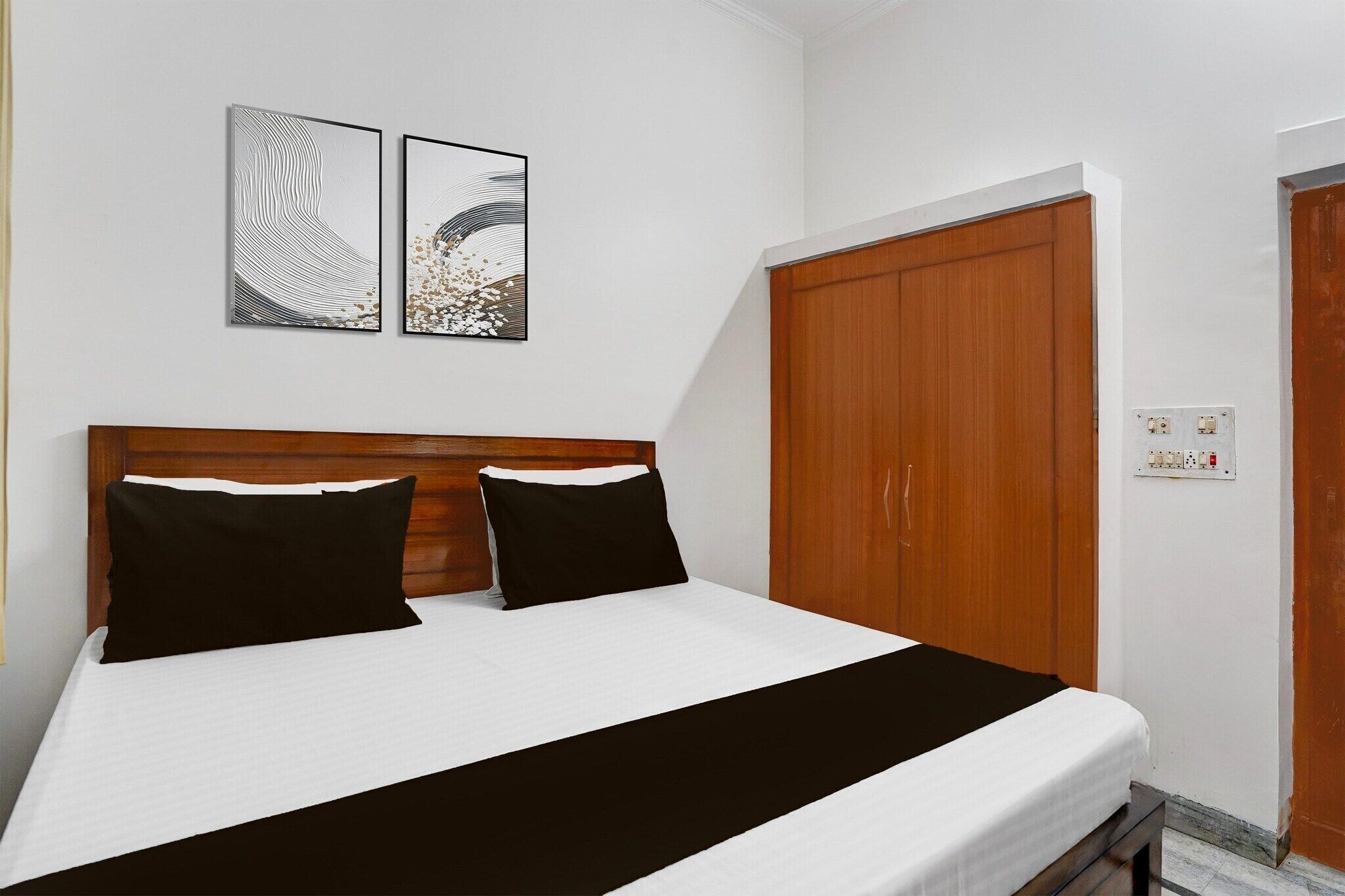 1 dormitori, escriptori i roba de llit 