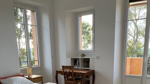 A bedroom with two beds, a desk, and a chair. - Seasonal rental saint Raphael Valescure 80m² 4 beds (Saint-Raphaël)