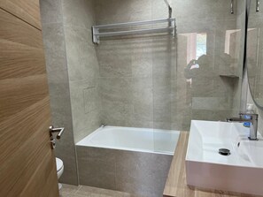 Shower, hair dryer, towels, soap - Seasonal rental saint Raphael Valescure 80m² 4 beds (Saint-Raphaël)