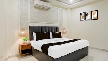 1 quarto, escrivaninha, roupa de cama