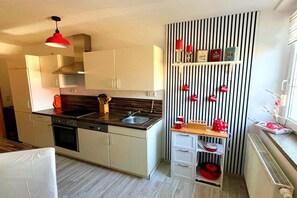 Cafetera y tetera, refrigerador, horno y parrilla de estufa 