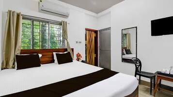 1 quarto, escrivaninha, roupa de cama