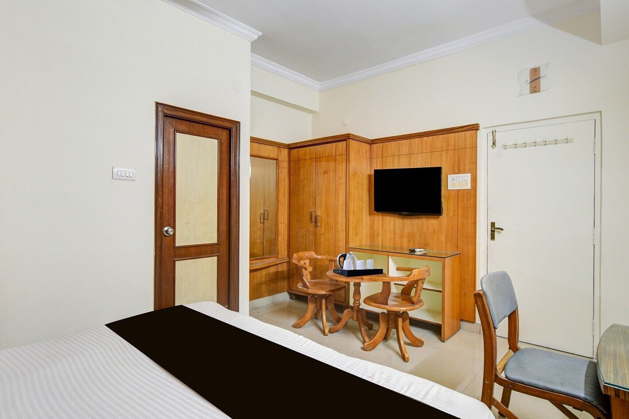 1 bedroom, desk, bed sheets