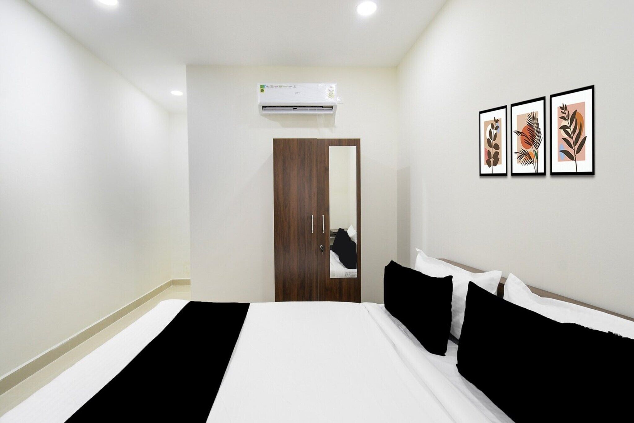 1 bedroom, desk, bed sheets