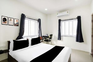 1 habitación, escritorio y ropa de cama 