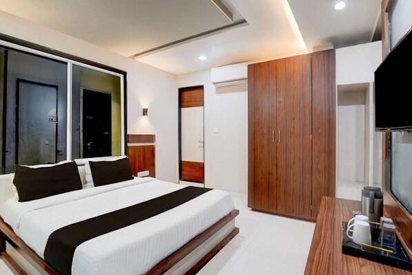 1 bedroom, desk, bed sheets