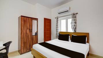 1 bedroom, desk, bed sheets