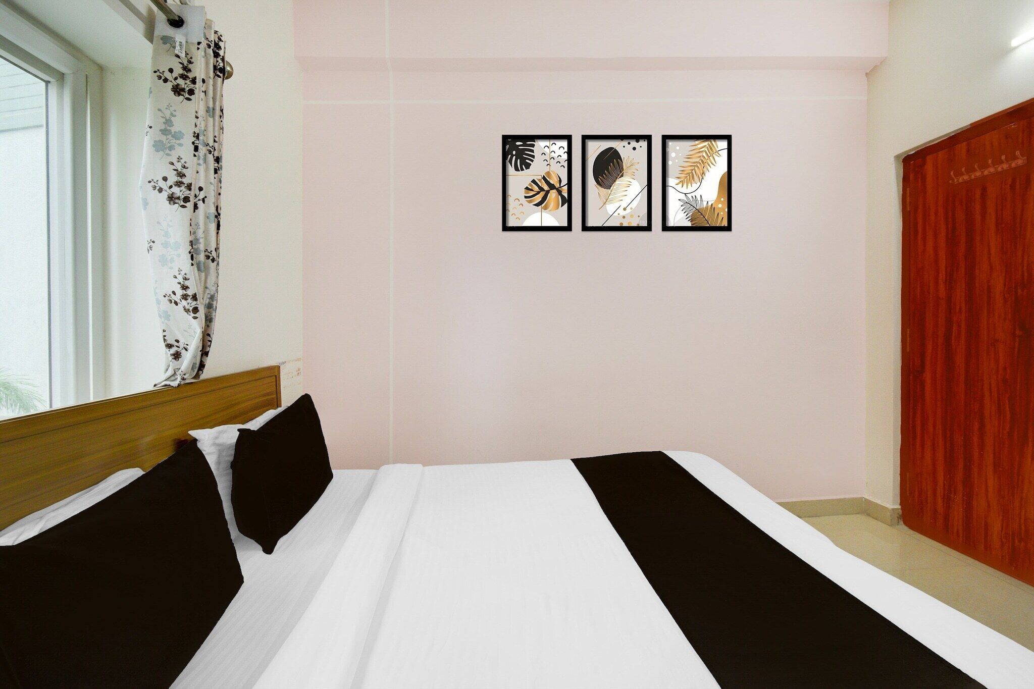 1 bedroom, desk, bed sheets