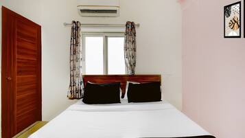 1 bedroom, desk, bed sheets