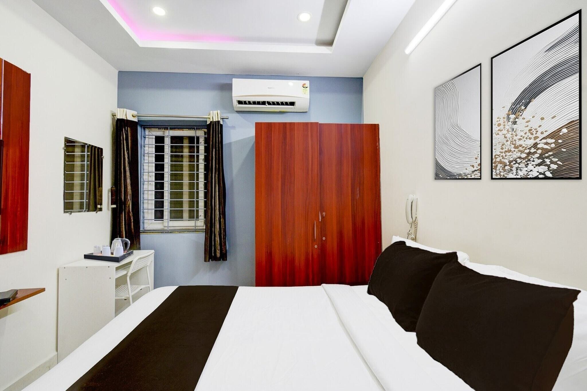 1 bedroom, desk, bed sheets