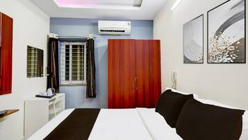 1 bedroom, desk, bed sheets