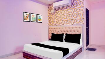 1 quarto, escrivaninha, roupa de cama