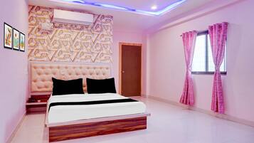 1 Schlafzimmer, Schreibtisch, Bettwäsche