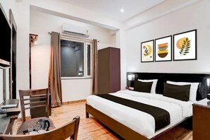 1 slaapkamer, een bureau, beddengoed