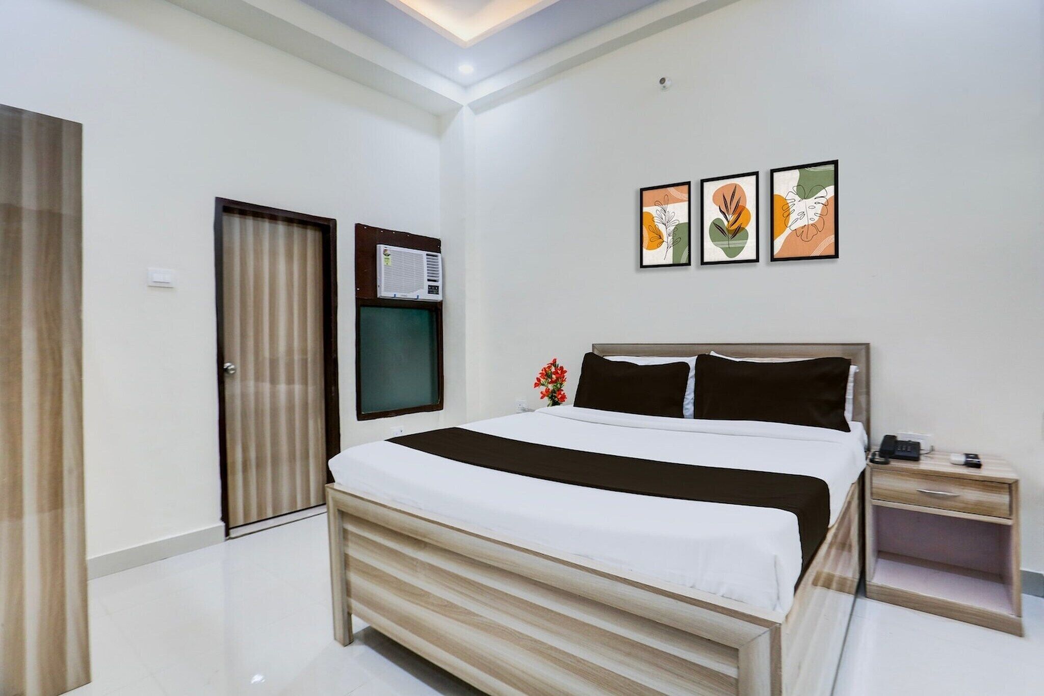 1 bedroom, desk, bed sheets