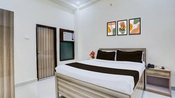 1 bedroom, desk, bed sheets