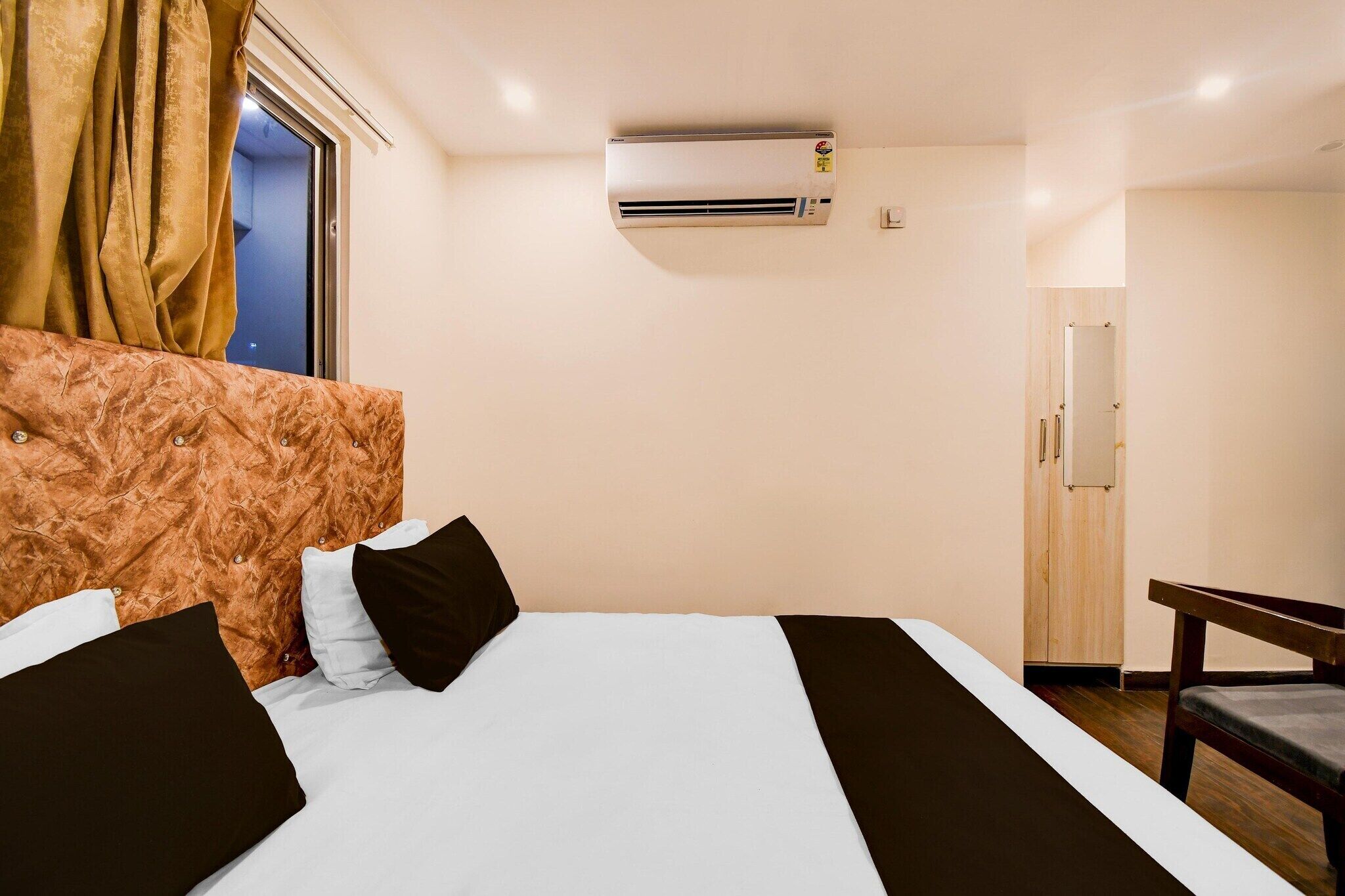 1 bedroom, desk, bed sheets