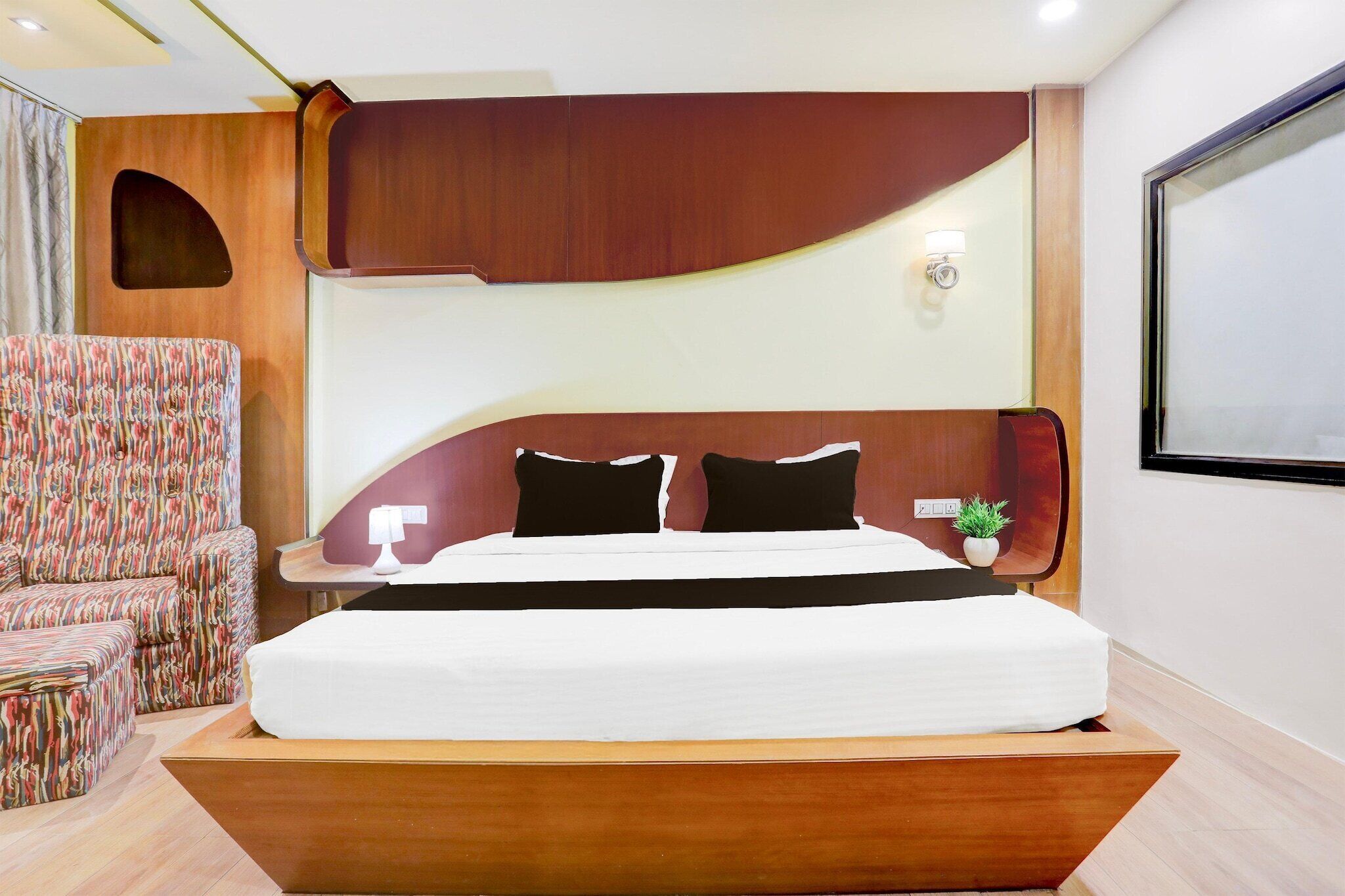 1 quarto, escrivaninha, roupa de cama