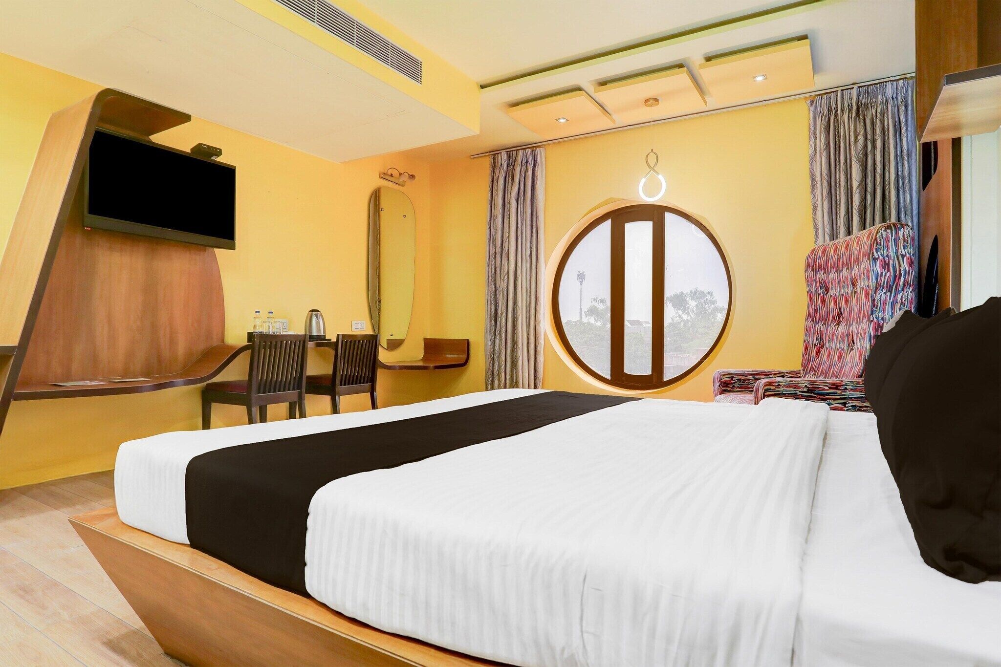 1 quarto, escrivaninha, roupa de cama