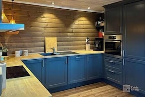 Réfrigérateur, un four, surface de cuisson, lave-vaisselle