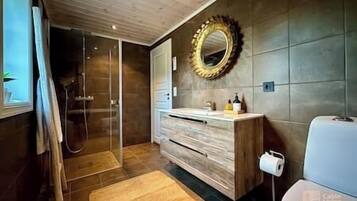 Shower, jetted tub, hair dryer