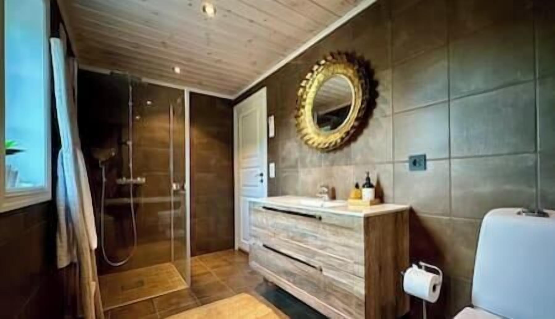 Shower, jetted tub, hair dryer